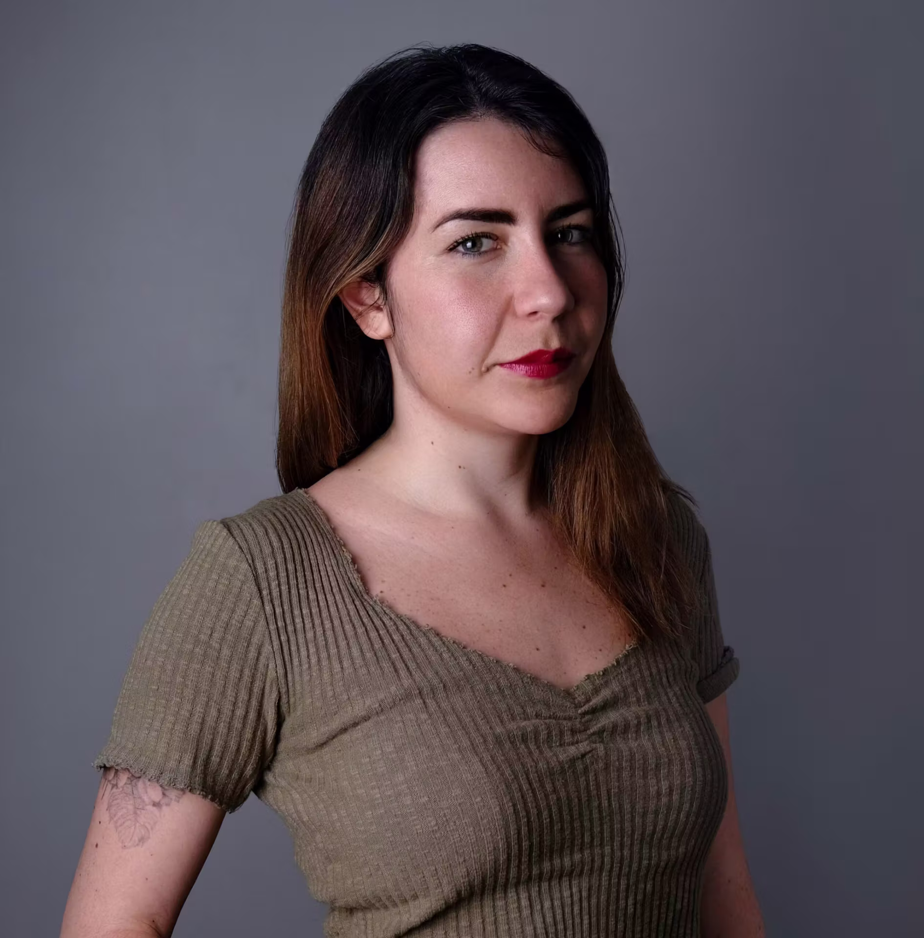 Portrait of Sofía López, speaker on psychedelics and neurodivergence, in a khaki top