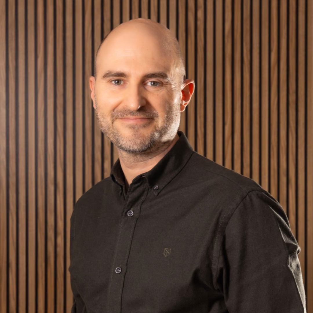 Noel García, ritratto con camicia scura